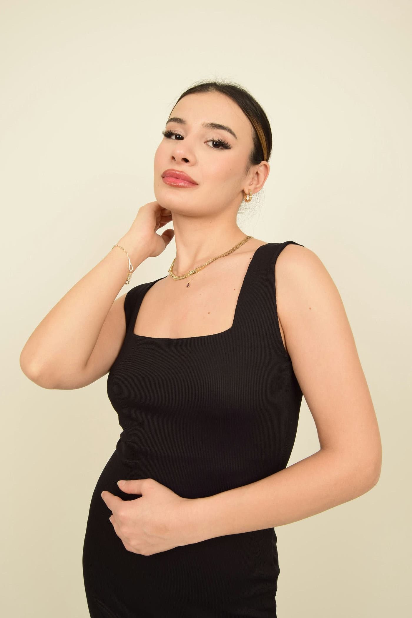 Siyah Kare Yaka Yırtmaçlı Poliamid Mini Boy Elbise Görsel 5