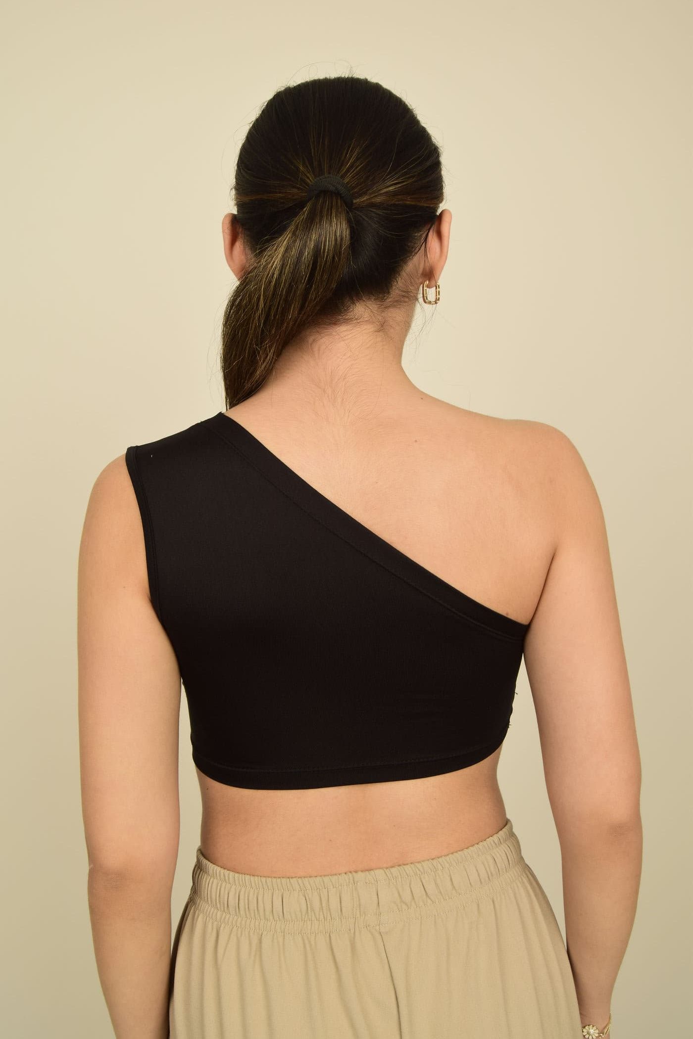 Siyah Tek Omuz Asimetrik Çıt çıt Detaylı Poliamid Süprem Crop Top Body Görsel 5