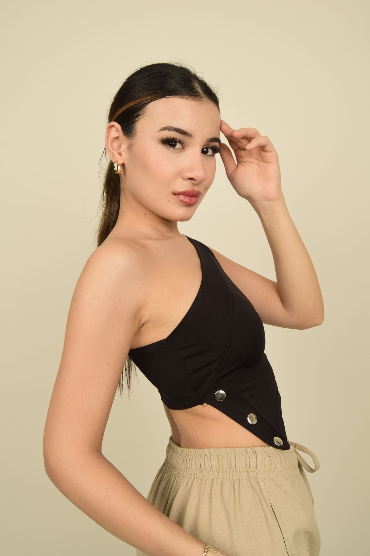 Siyah Tek Omuz Asimetrik Çıt çıt Detaylı Poliamid Süprem Crop Top Body Görsel 4