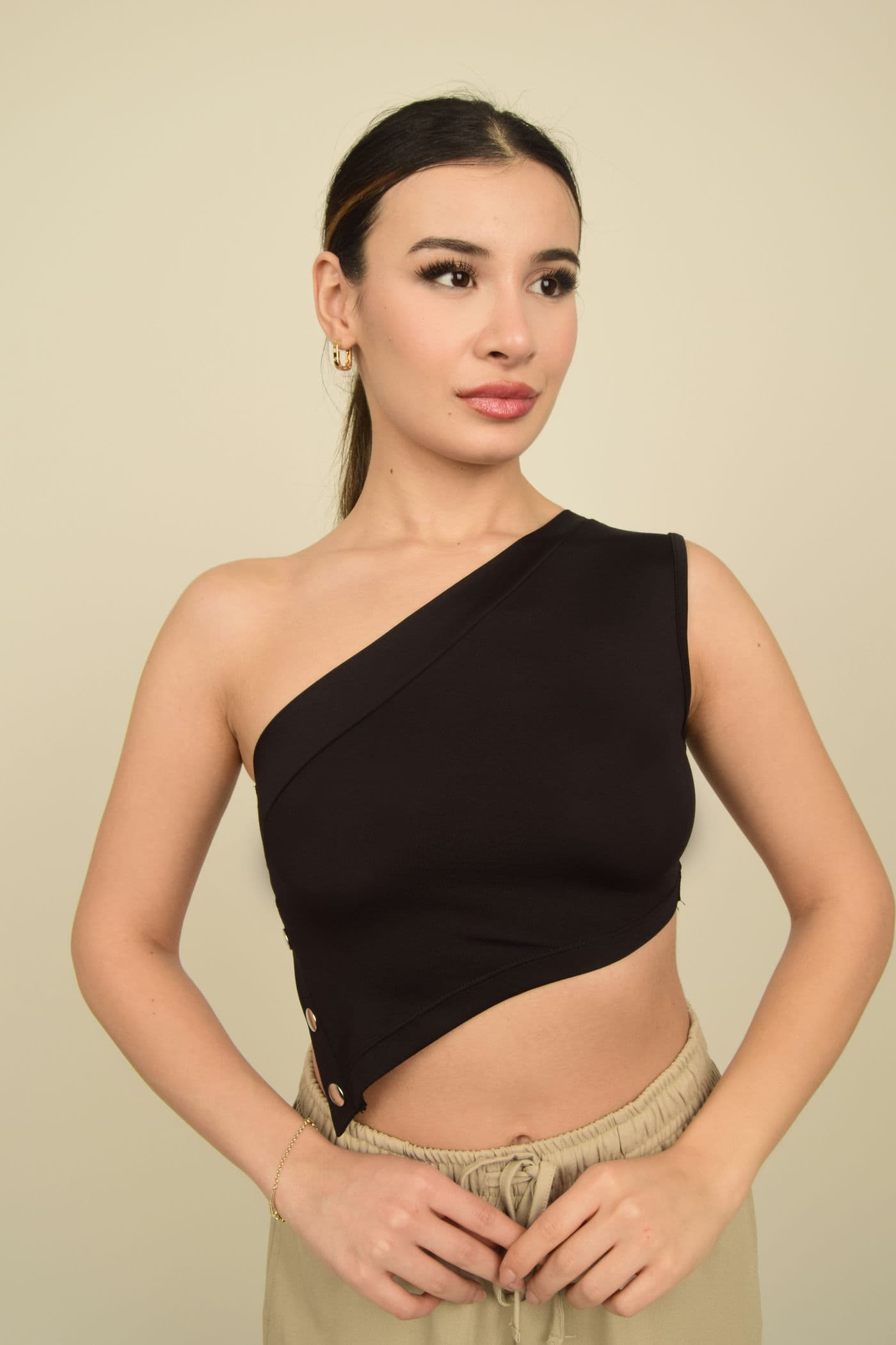 Siyah Tek Omuz Asimetrik Çıt çıt Detaylı Poliamid Süprem Crop Top Body Görsel 3