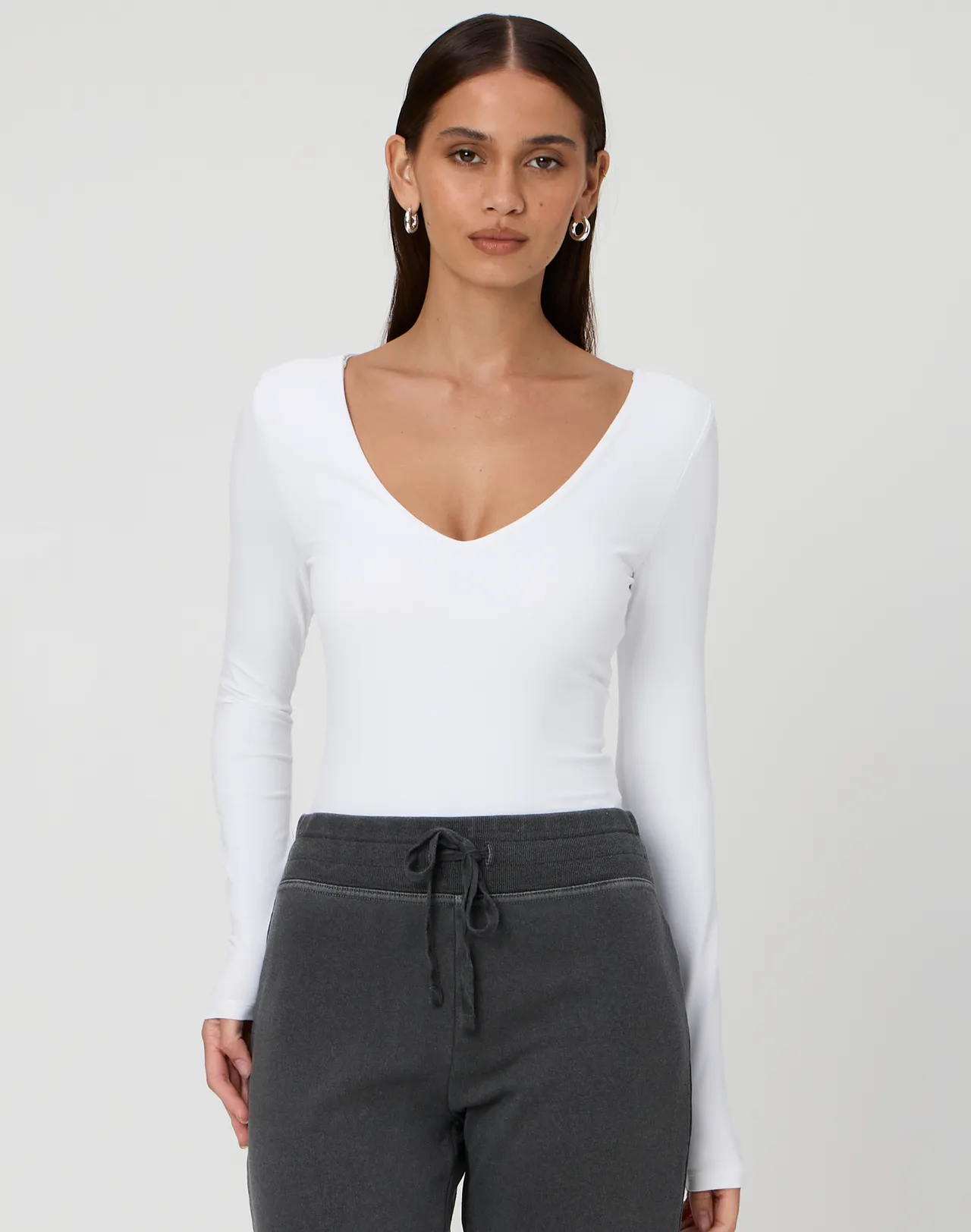 Beyaz V Yaka Yumuşak Dokulu Kumaş Uzun Kollu Bodysuit Görsel 3