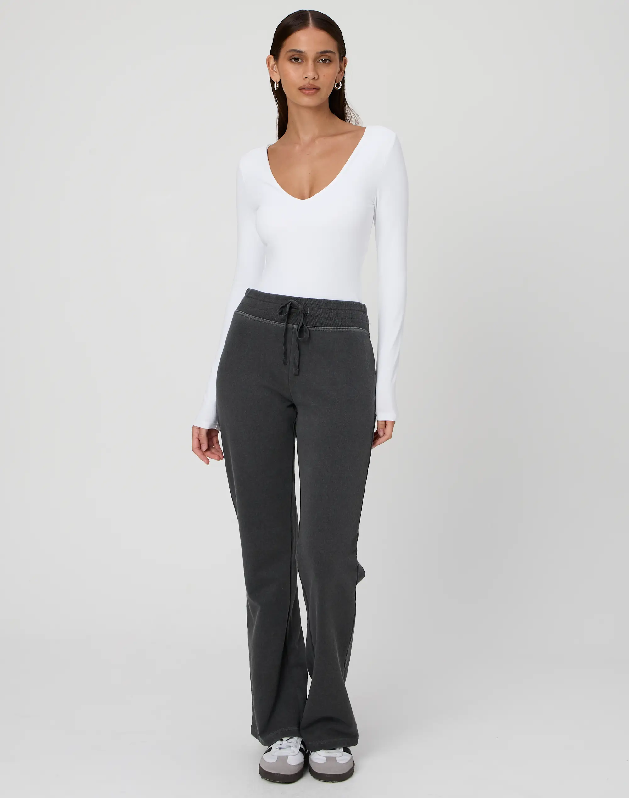 Beyaz V Yaka Yumuşak Dokulu Kumaş Uzun Kollu Bodysuit Görsel 2